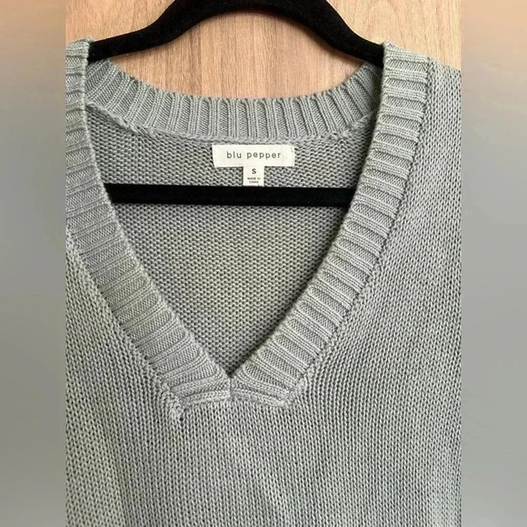 BLU PEPPER Ribbed Waist Sweater Top in Green Sage Small V Neck like new - Picture 3 of 10
